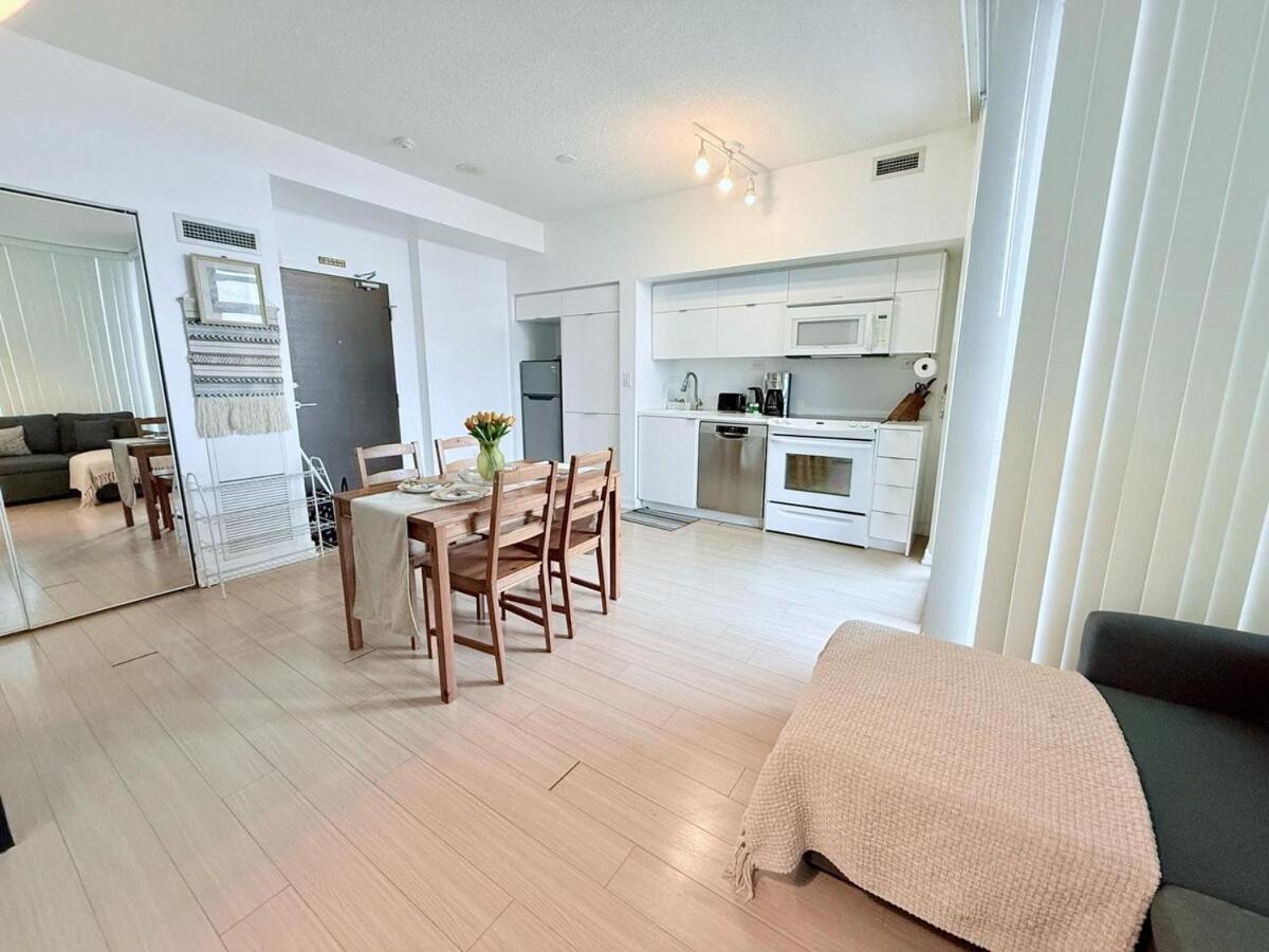 Apartment Downtown 1br Near Cn Tower -free Parking *