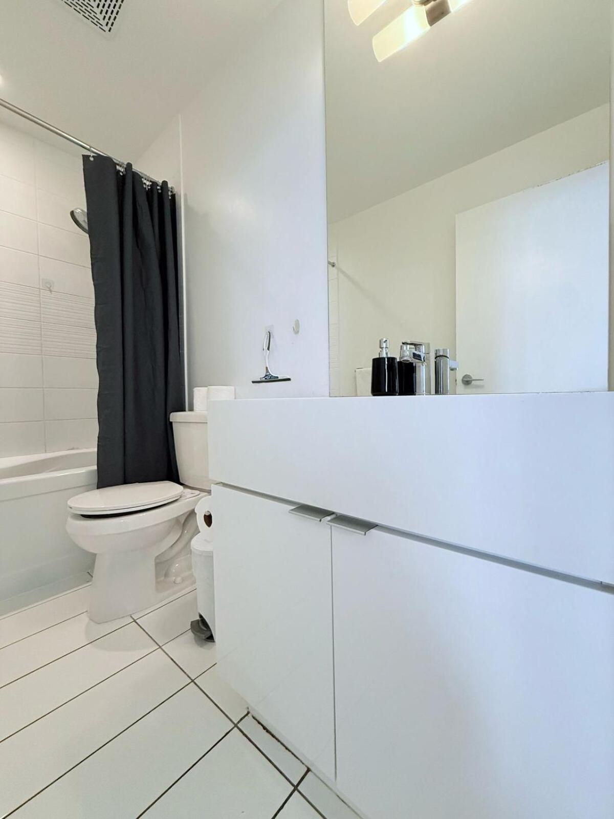 Downtown 1br Near Cn Tower -free Parking Apartment