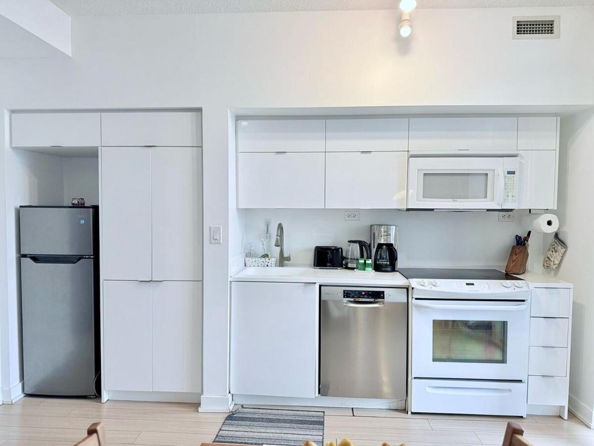 Downtown 1br Near Cn Tower -free Parking * Toronto