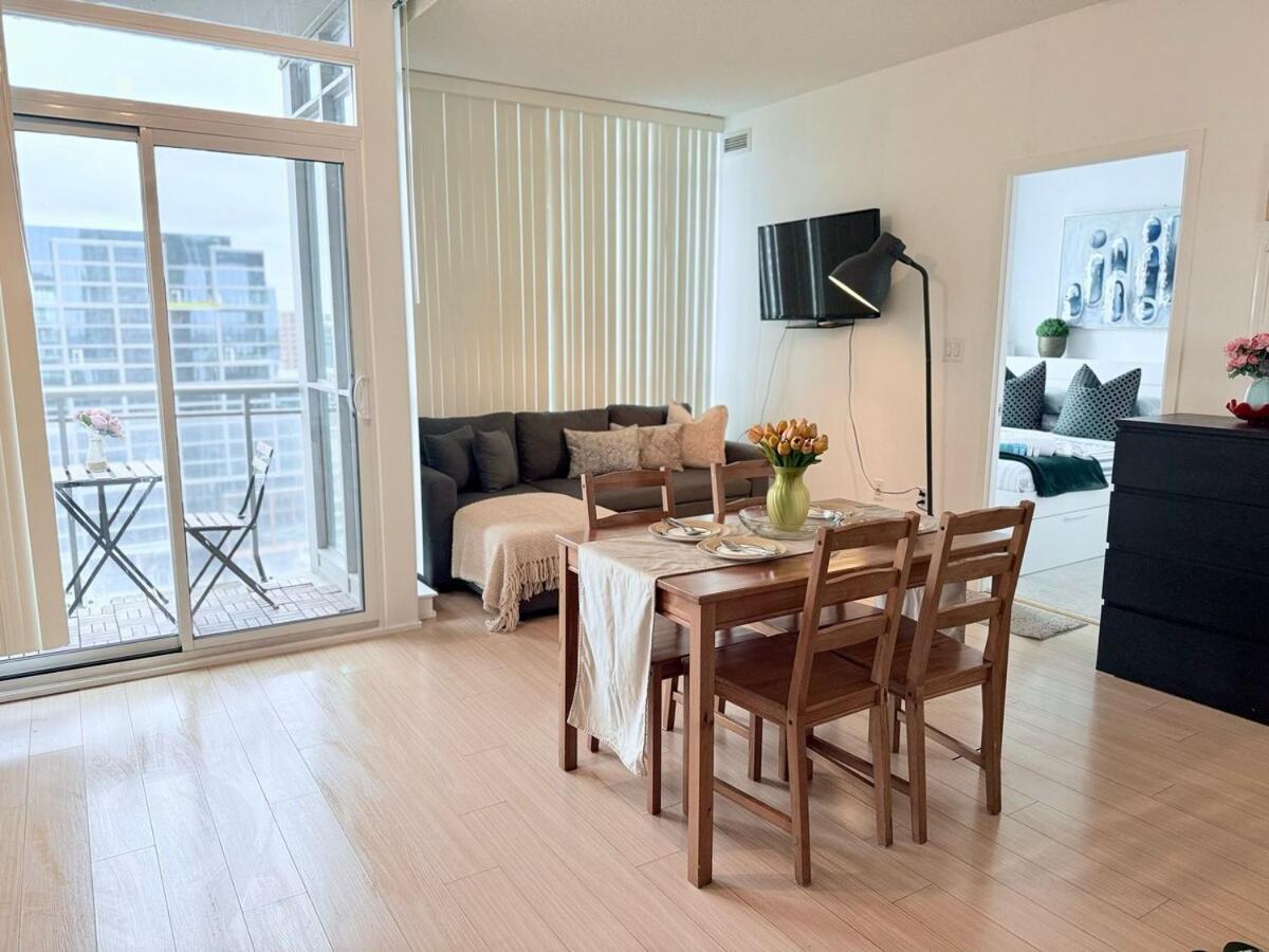 Downtown 1br Near Cn Tower -free Parking Toronto